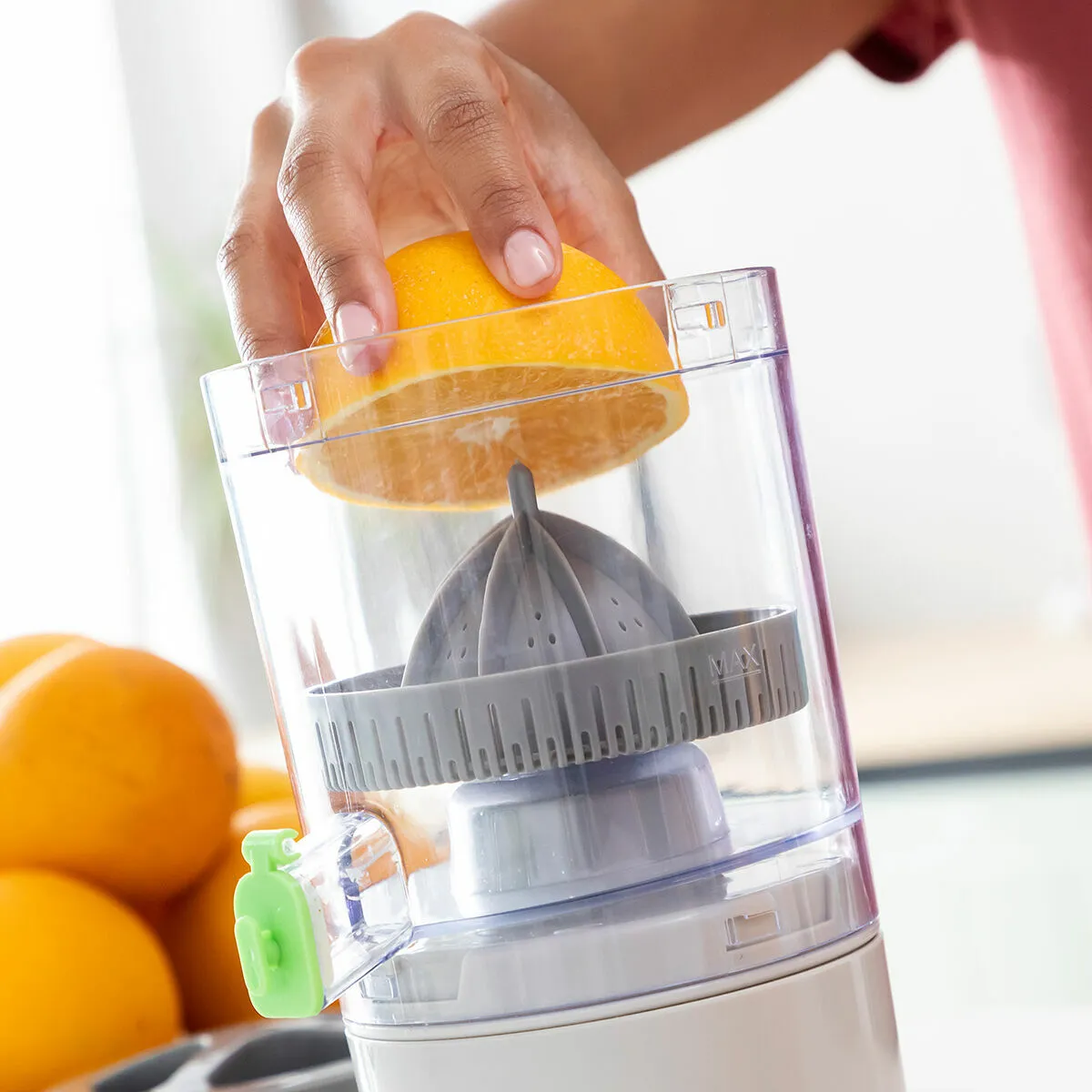 HandyJuicer: Rechargeable wireless juicer